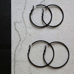 2 Pairs Of Hoop Earrings